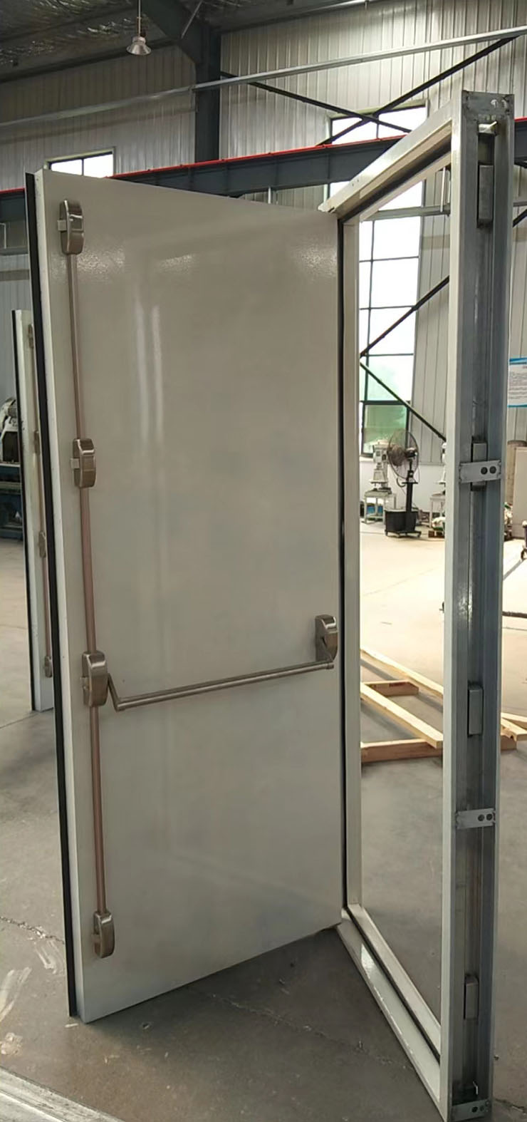 �������L���T